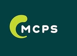 Litery MCPS. Wokół litery M jest półokrągły zyzgzak, który zamyka się na literze M