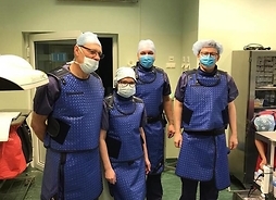 Cztery osoby w strojach chirurgicznych