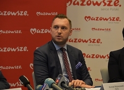 Mężczyzna za stołem w garniturze