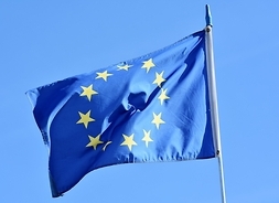 Flaga UE na tle beezchmurnego nieba