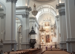 Widok na wnętrze kościoła, kolumny ni ławki