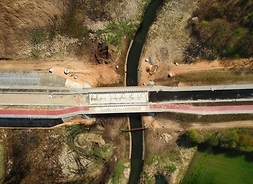 Widok z góry na powstający most na rzece Płonka