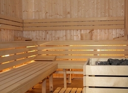 Wnętrze wyłożonej drewnem sauny