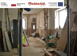 Widok na remontowane pomieszczenie (podstemplowany sufit, ubytki w tynku, porozstawiane narzędzia)
