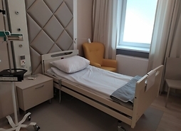 Komfortowa wyposażona sala z jednym łóżkiem