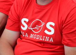 Zbliżenie na koszuklę z napisem S.O.S. dla Modlina