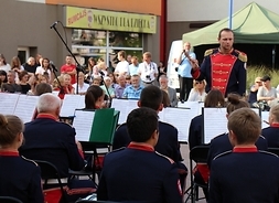jedna z orkiestr wraz z dyrygentem w trakcie występu