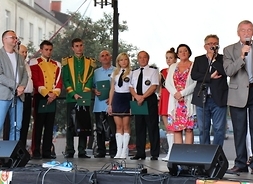 Zwycięskie zespoły wraz z przedstawicielami samorządu - od lewej Burmistrz Grodziska Mazowieckiego Grzegorz Benedykciński