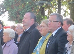 Uczestnicy uroczystości rocznicowych od prawej prezydent RP Bronisław Komorowski i członek zarządu Wiesław Raboszuk