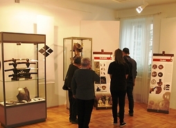 Goście Muzeum Szlachty Mazowieckiej w Ciechanowie oglądają prace na wystawie „Samuraje. Rycerze dawnej Japonii”