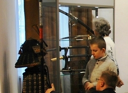 Prace Macieja Płotkowiaka wzbudzały duże zainteresowanie uczestników wernisażu wystawy  „Samuraje. Rycerze dawnej Japonii”
