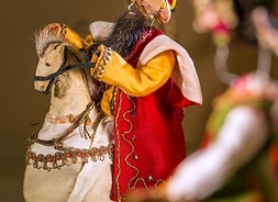 Lajkonik – jeździec w orientalnym stroju z koniem,pojawiający się w czasie oktawy katolickiego święta Bożego Ciała w Krakowie, Polska 1937, wyk. Janina Wasiewicz