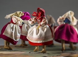 'Lenok' – taniec na len wykonywany przez kobiety zamężne i młode tkaczki, figurki w strojach z okolic Nowogródka (dzisiejsza Białoruś), 1937, wyk. Janina Wasiewicz