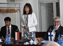 głos zabiera wicemarszałek Ewa Orzełowska, po lewej siedzi dyrektor Departametnu Środowiska UMWM Tomasz Krasowski, a po prawej siedzi