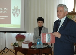 Prezes Towarzystwa Miłośników Ziemi Ciechanowskiej Eugeniusz Sadowski inauguruje promocję ksiażki