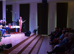 publiczność zgromadzona w Muzeum Romantyzmu w Opinogórze słucha występu artystów podczas koncertu poetycko-muzycznego
