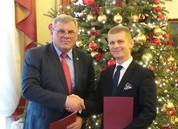 Panowie - Wiesław Witek i Dariusz Grajda po podpisaniu umowy