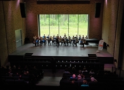 goście muzeum słuchają koncertu Miejskiej Młodzieżowej Orkiestry Dętej OSP z Sierpca
