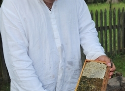pszczelarz w trakcie odsklepiania wosku