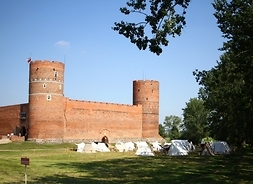 Rekonstrukcja osady średniowiecznej;
