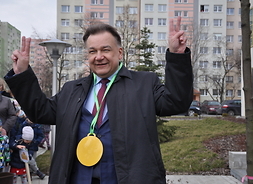 marszałek wyraża radość po otrzymaniu medalu od dzieci