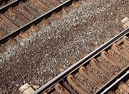 Widok z góry w zbliżeniu na dwie linie torów kolejowych