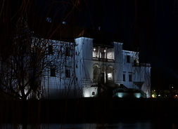 zdjęcie siedziba Muzeum – Zamek Szydłowieckich i Radziwiłłów nocą