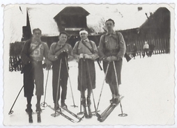 zdjęcie Reprezentacja sekcji narciarskiej klubu sportowego PST Fot. zbiory Muzeum Niepodległości w Warszawie