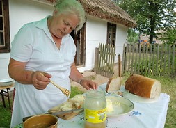 Degustacja miodów z masłem i wiejskim chlebem