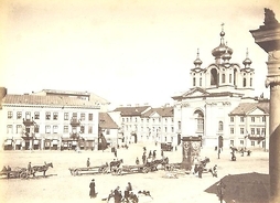 widok z Placu Krasińskich na kościół popijarski