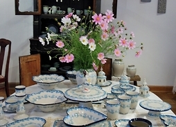 stół zastawiony ceramicznymi naczyniami