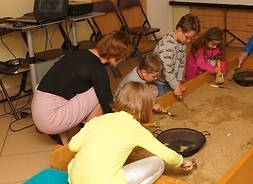 zajęcia na warsztatach, dzieci bawią się w archeologów, fot.Zdzisław Smardzewski