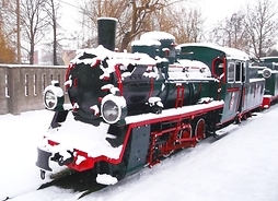 zabytkowy pociąg w zimowej scenerii