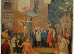 obraz przedstawiający surrealistyczną scenę na rynku - widać amora ze sstrzałą, postument, na którym stoi człowiek, posągowa postać stoi obok postumentu
