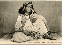 siedząca kobieta w indyjskim stroju