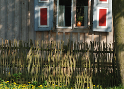 okno wiejskiej chaty słoneczną wiosną
