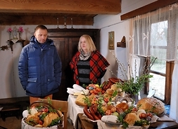 prowadzący program ogląda wiejski stół zastawiony świątecznymi potrawami
