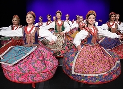 Tancerki z zespołu Mazowsza w trakcie tańca, widać pięknie rozłożone w obrocie spódnice