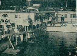 Statek „Bajka” wiozący relikwie św. Stanisława Kostki (1926) fot. J. Ryś („Kurier Warszawski” 1926, dodatek do nru 244)