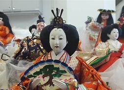 Laleczka Hina Ningyo z białą twarzą w japońskim stroju ludowym