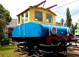 Mała lokomotywa na bocznicy w muzeum