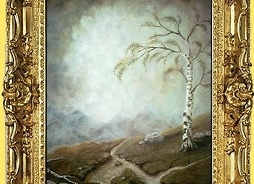 Zdjęcie obrazu w złoconych ramach przedstawiającego zamglony górski krajobraz z pojedynczą brzozą na pierwszym planie
