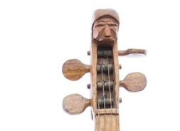 Drewniany, dłubany instrument z rzeźbioną ozdobą gryfu – twarzą
