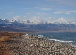 Panorama olbrzymiego pasma górskiego z jeziorem przed nim