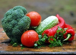 Warzywa leżące na stole - brokuł, pomidory, ogórek, papryki