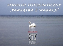 Plakat konkursu „Pamiątka z wakacji” – samotny łabędź na tafli wody