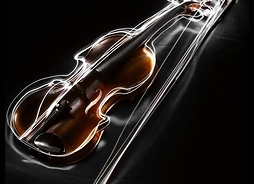 Artystyczne zdjęcie skrzypiec z poświatą świetlną