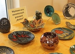 Zdjęcia zdobionych naczyń ceramicznych ułożonych na stoliku