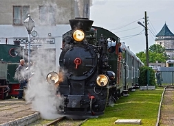Parowóz z wagonami rusza ze stacji Sochaczew wąskotorowa