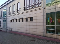 Wejście do budynku biblioteki